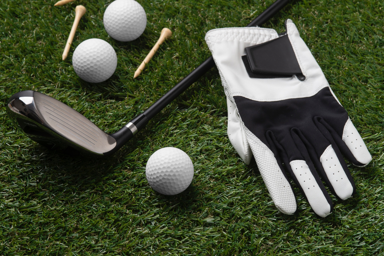 7 Best Golf Gloves for Sweaty Hands To Buy In 2023